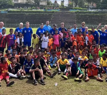 Voetbal stage buitenland in het stadion met kinderen